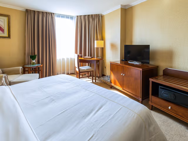 Business Queen Room