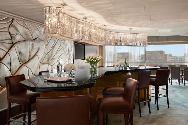 Valley Wing Diplomat Suite