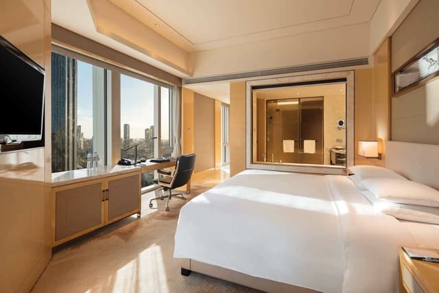 1 KING DELUXE CORNER ROOM