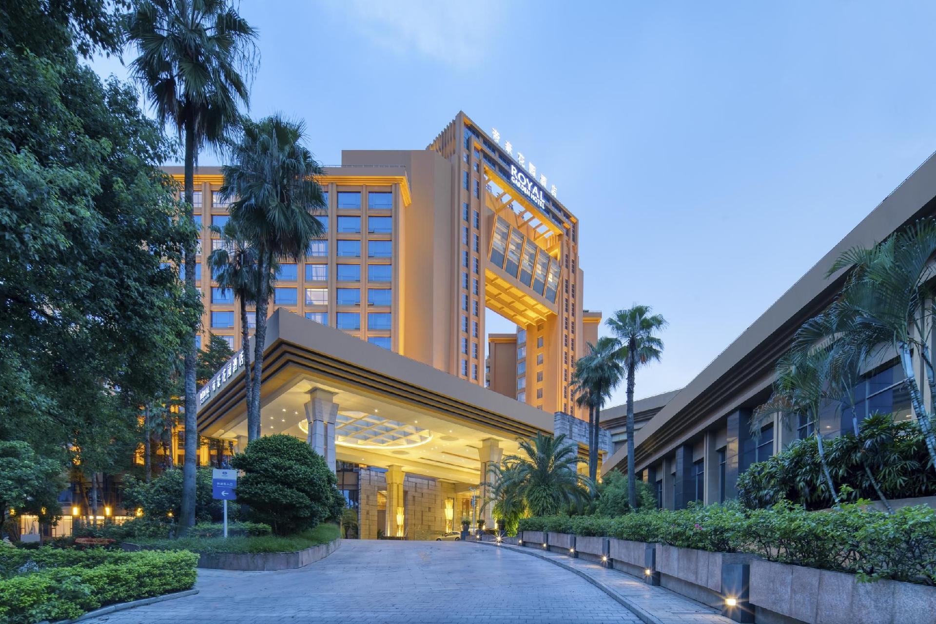 โรงแรมรอยัล การ์เด้น (Royal Garden Hotel)1