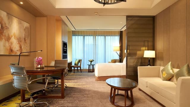 Junior Suite, 1 King Bed, Club Lounge Access (Luxury Bath)