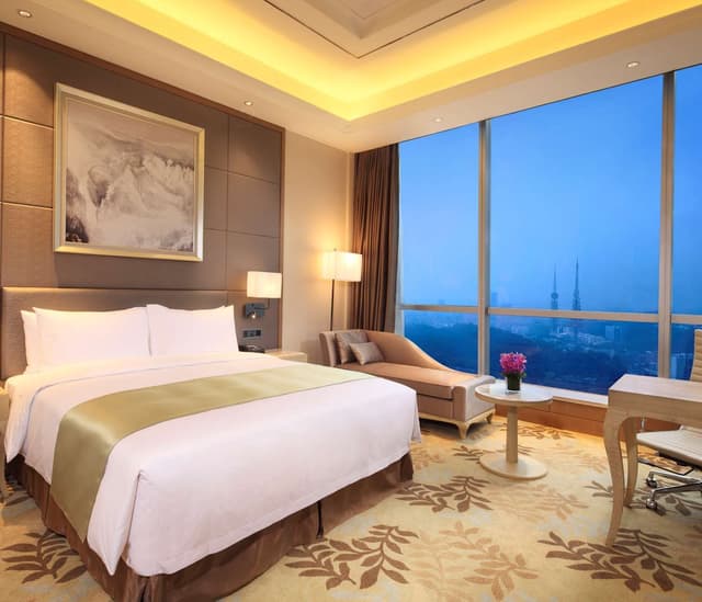 KING ONE BEDROOM SUITE WITH LOUNGE ACCESS