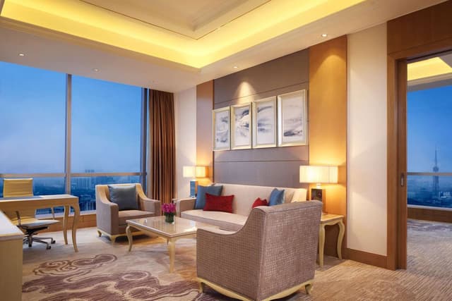KING EXECUTIVE SUITE WITH LOUNGE ACCESS