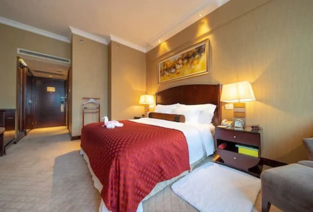 DELUXE KING ROOM