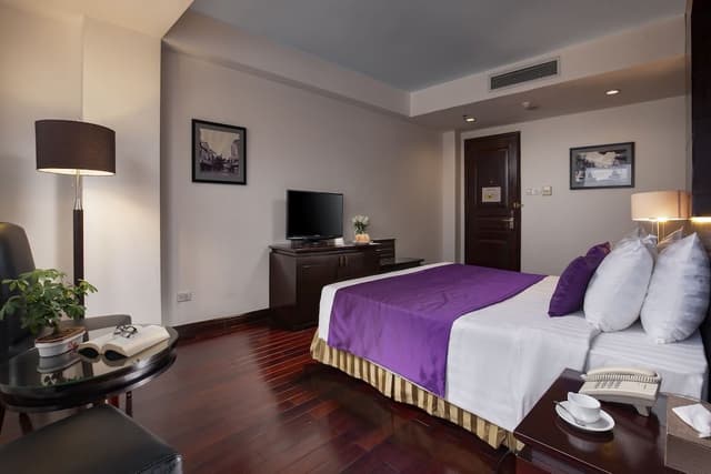 Suite (with Bathtub)