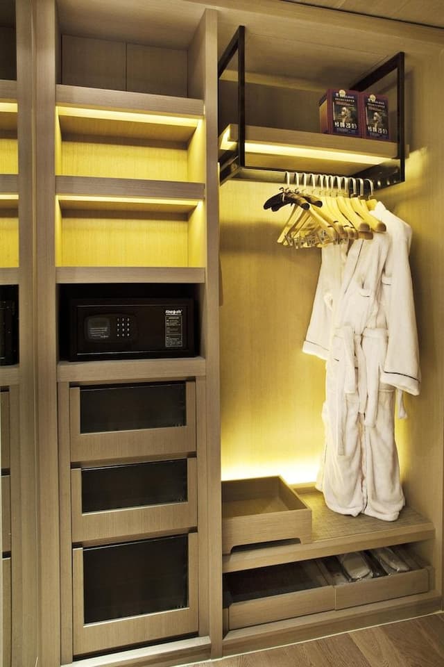 Deluxe Business King Room
