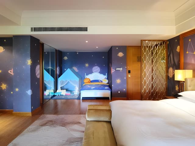 Lake-view Parent-child Room