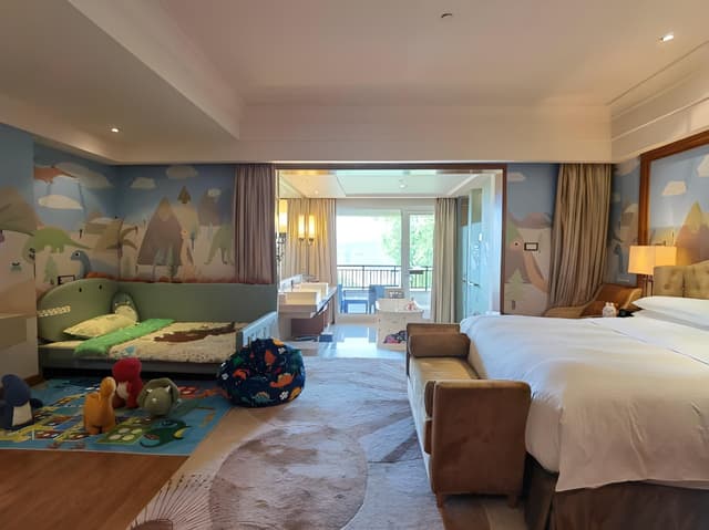 Lake-view Parent-child Room