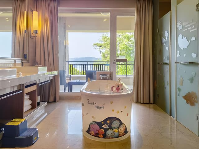 Lake-view Parent-child Room