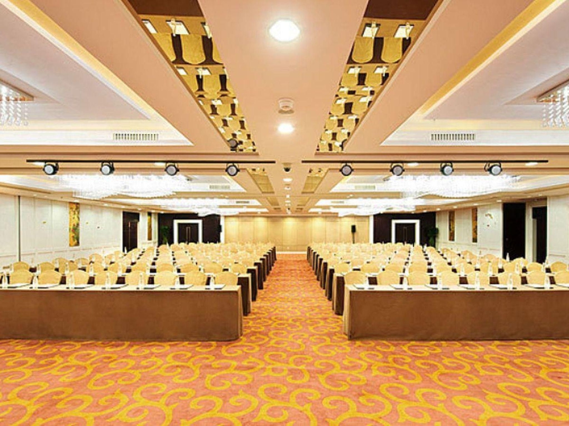 โรงแรมโกลเด้น อีเกิ้ล ซัมมิท ดาวน์ทาวน์ (Golden Eagle Summit Hotel Downtown)2