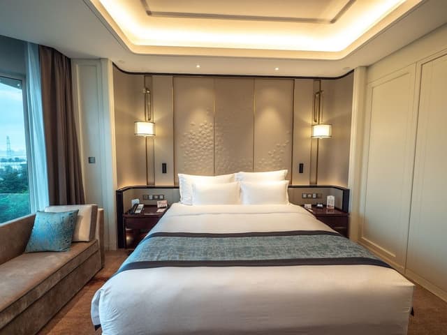 Deluxe Room, 1 King Bed, Garden View