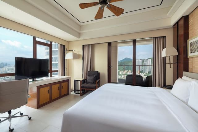 Suite, 2 Bedrooms, Smoking, Club Lounge Access (Bay View)