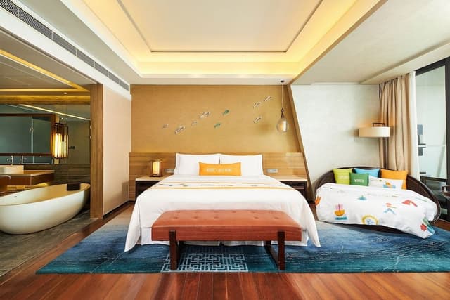 Family Room, 1 King Bed, Balcony