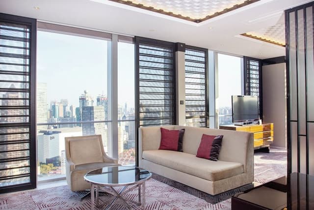Club Suite, 1 King Bed, City View (Regent Club)