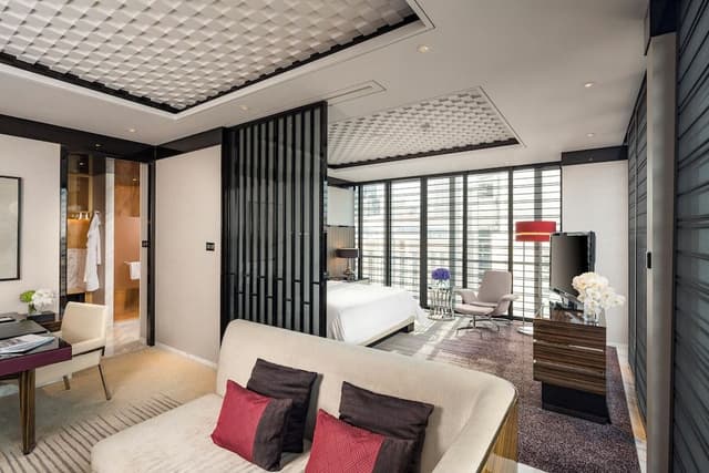 Club Suite, 1 King Bed, City View (Regent Club)