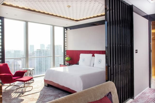 Club Suite, 1 King Bed, City View (Regent Club)