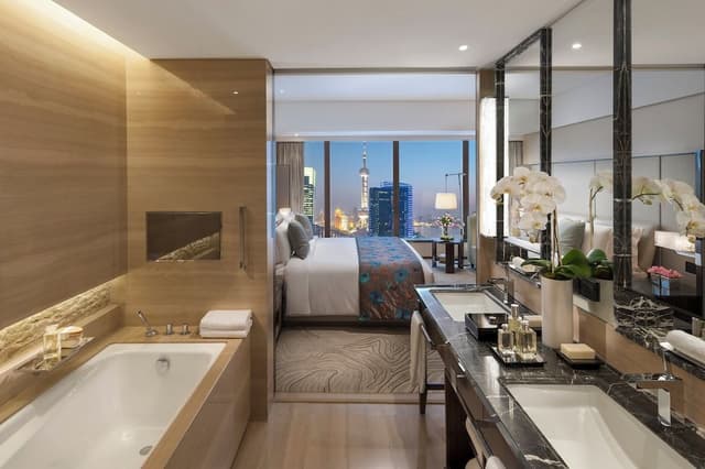 Club Room, 1 King Bed, River View
