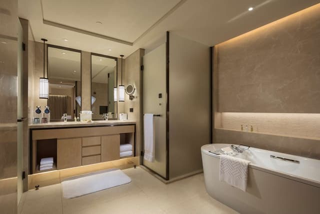 KING ONE BEDROOM GARDEN APARTMENT NANHAI WING