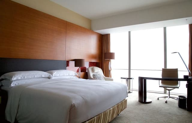 1 KING BED HILTON GUESTROOM