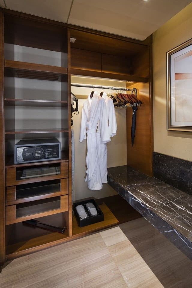 KING EXECUTIVE SUITE WITH LOUNGE ACCESS