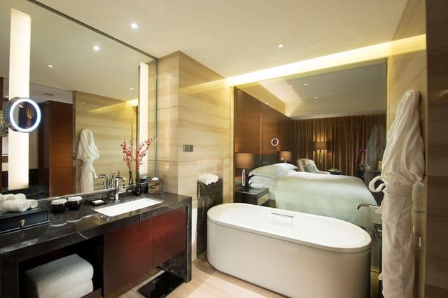 1 KING BED HILTON GUESTROOM
