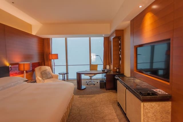1 KING BED HILTON GUESTROOM