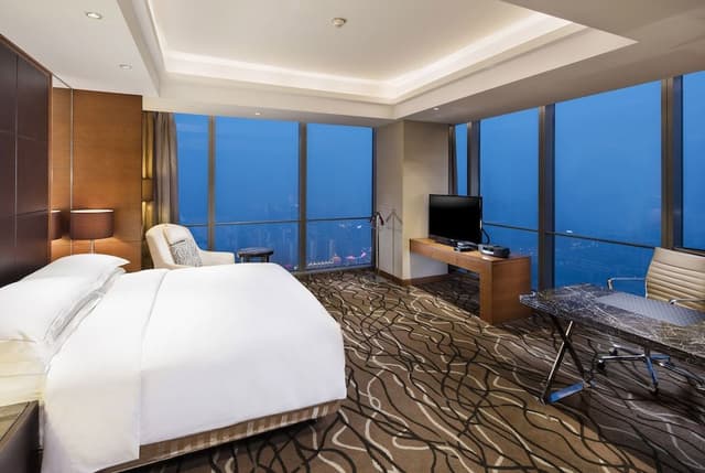 KING EXECUTIVE SUITE WITH LOUNGE ACCESS