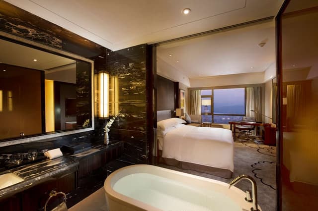 1 KING BED HILTON DELUXE