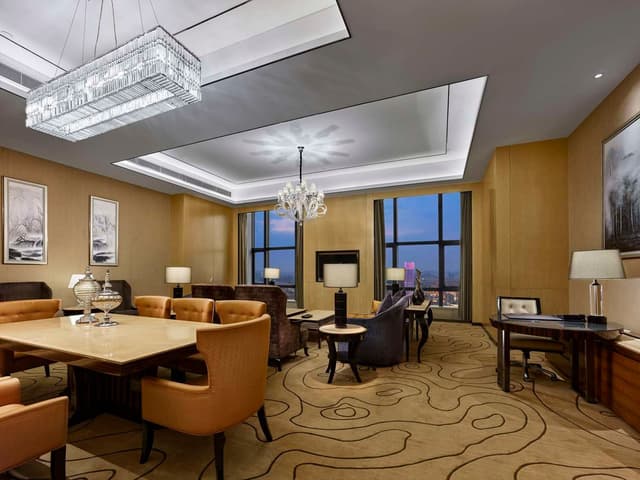 KING DELUXE SUITE WITH LOUNGE ACCESS