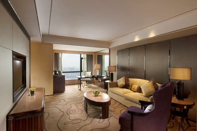 KING EXECUTUVE SUITE WITH LOUNGE ACCESS