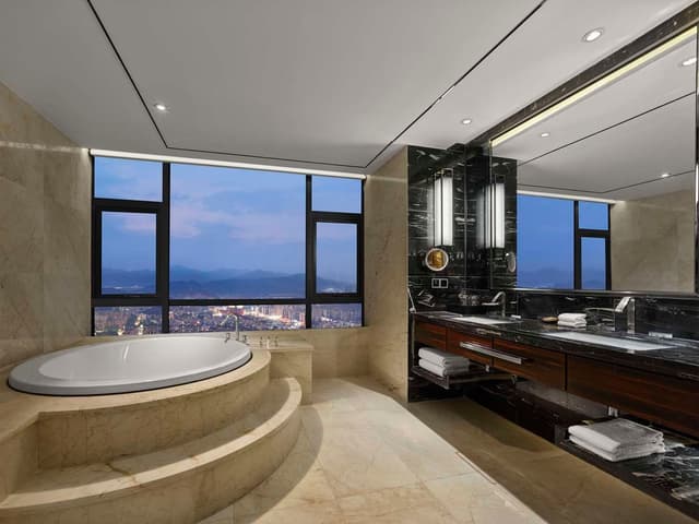 KING EXECUTUVE SUITE WITH LOUNGE ACCESS