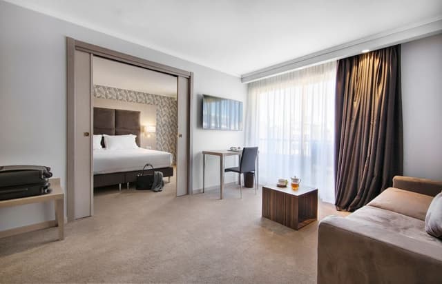 Deluxe Suite, Balcony