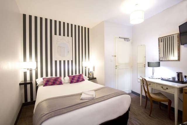 Chambre classique, double bed only.