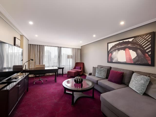 EXECUTIVE SUITE King Bed, Sofa Bed, Separate Lounge, City View