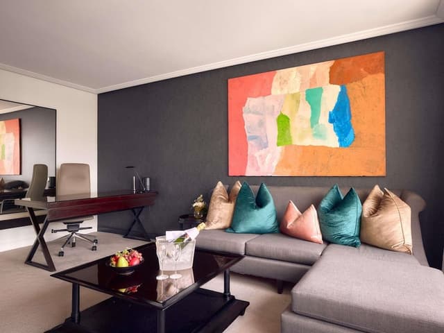 Signature Suite, 1 King Bed, City View