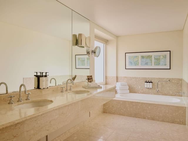 Signature Suite, 1 King Bed, City View