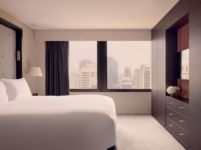 Prestige Suite Club Access, King Bed, Separate Lounge, City View High Floor, Luxury Bath, 64m2