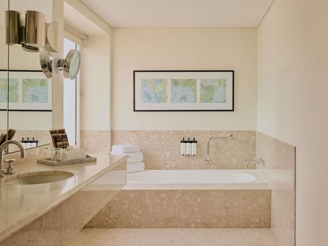 Signature Suite, 1 King Bed, City View