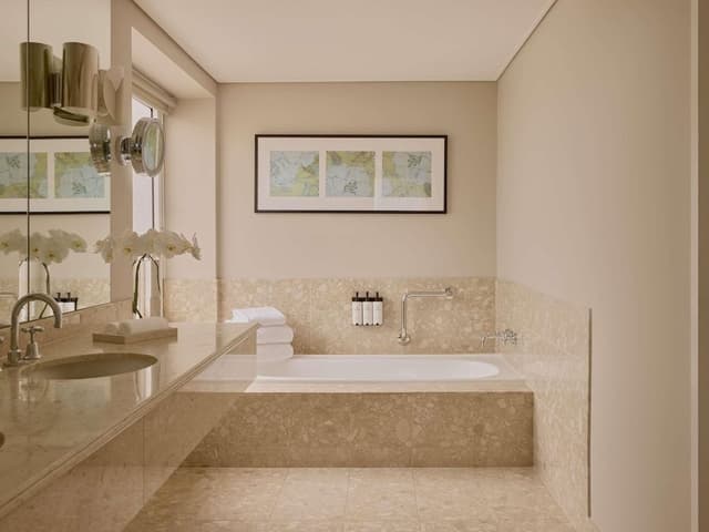 PREMIER SUITE King Bed, Separate Lounge, City View, Premium Bath