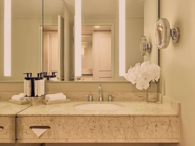 EXECUTIVE SUITE King Bed, Sofa Bed, Separate Lounge, City View