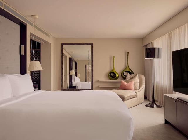 Opera Suite Club Access, King Bed, Separate Lounge, City View High Floor, Indulgent Bath, 94m2