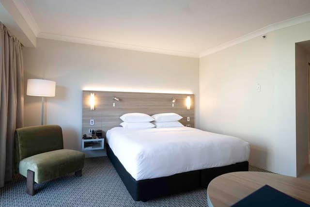 KING DELUXE ROOM W/CITY AND MOUNTAIN VIEW