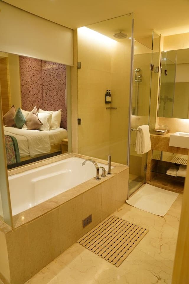 Suite Room King Bed with Bath Tub