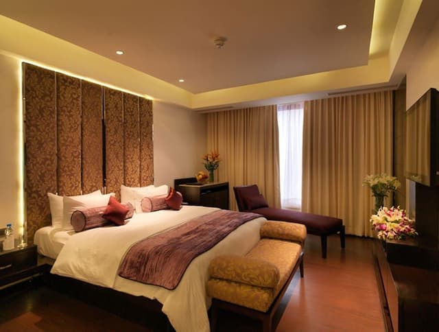 Suite Room King Bed with Bath Tub