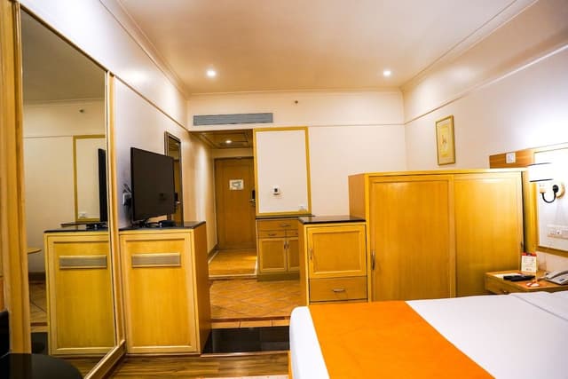 Club Executive King Room with Separate Sofa Seating Area