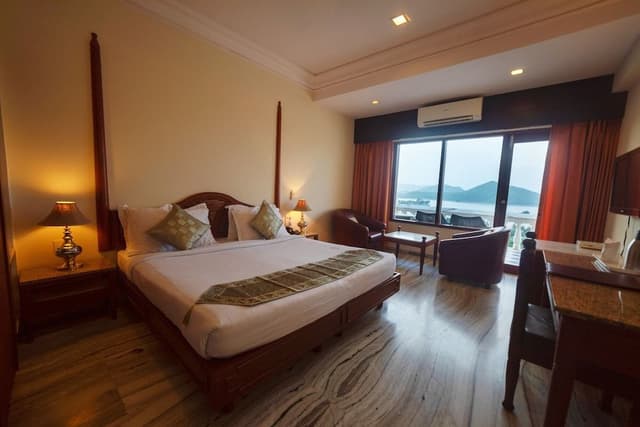 Deluxe Lake Facing Room