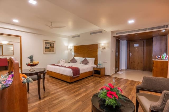 Suite, 1 King Bed, Smoking, Bathtub (Living Room)