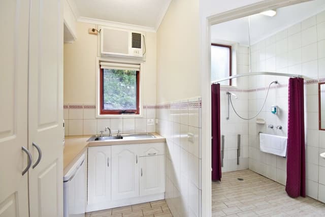 Deluxe Queen Spa Room