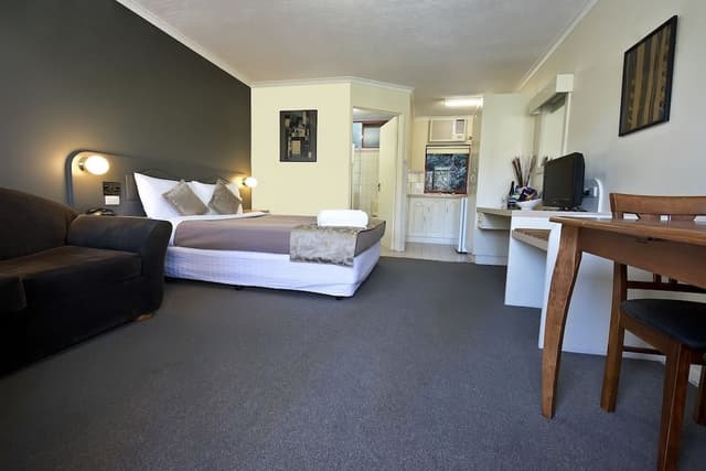 Deluxe Queen Spa Room