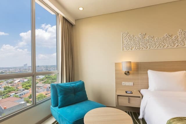 Standard Room, 1 Queen Bed, Smoking (High Floor, Free Breakfast)
